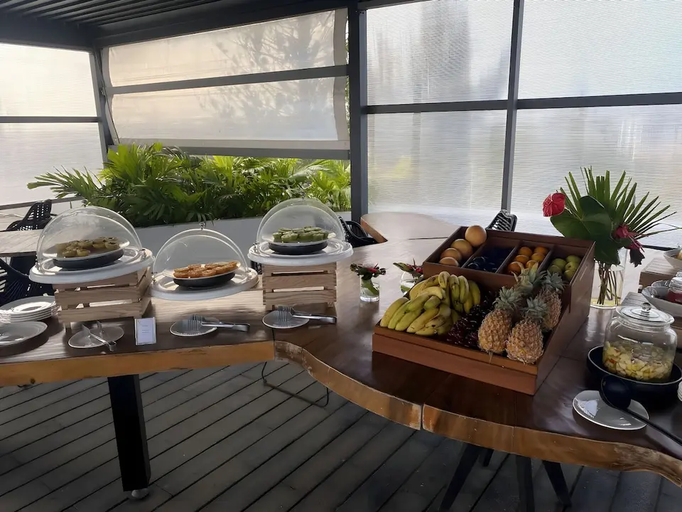 Buffet med frisk frugt og små anretninger på Ocean V Hotel