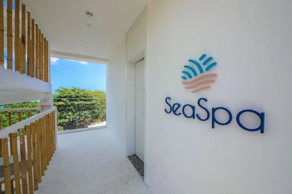 Indgangen til SeaSpa med skilt og åben gang på Ocean V Hotel