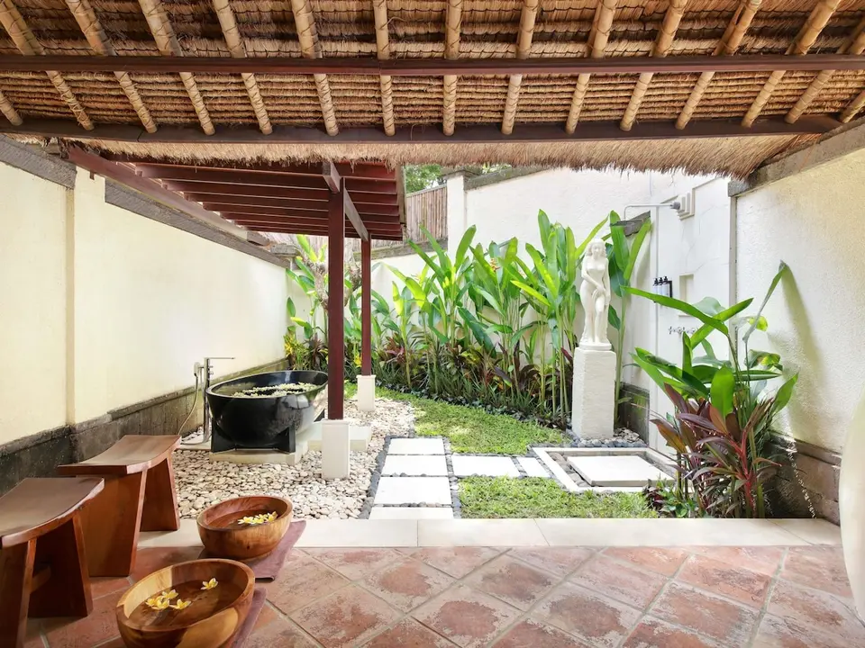 Spaområde med badekar, fodbadsskåle og grønne planter på Mercure Resort Sanur
