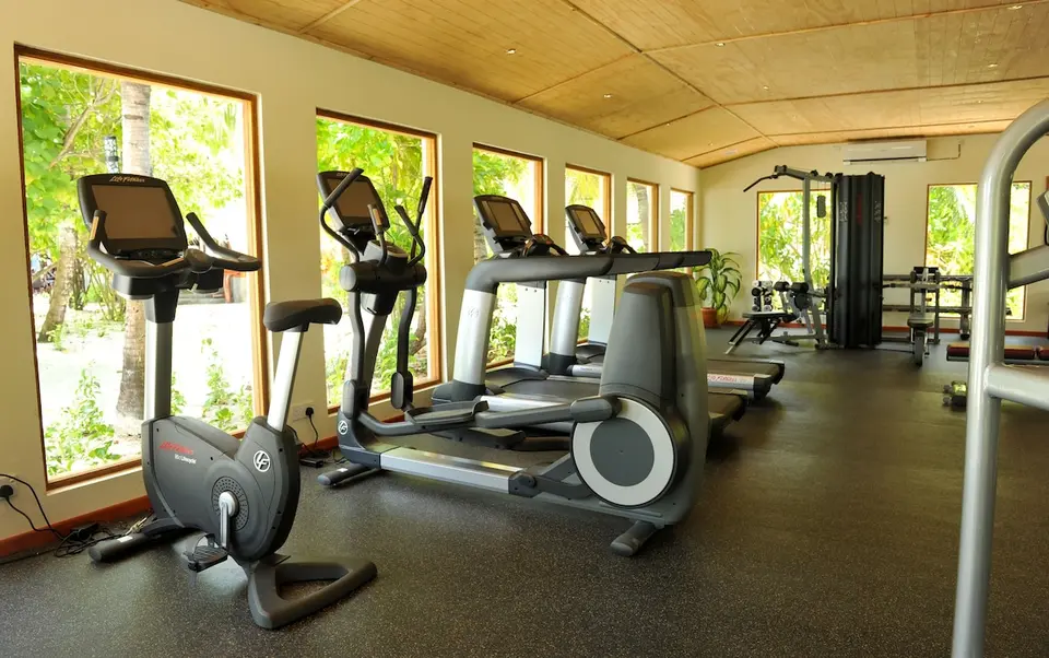 Fitnessrum på Komandoo med motionscykel, løbebånd og vægtudstyr