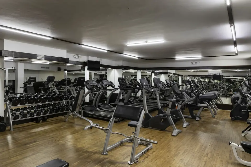 Fitnessrum på Jetwing Blue med løbebånd, håndvægte, træningsmaskiner og spejle.
