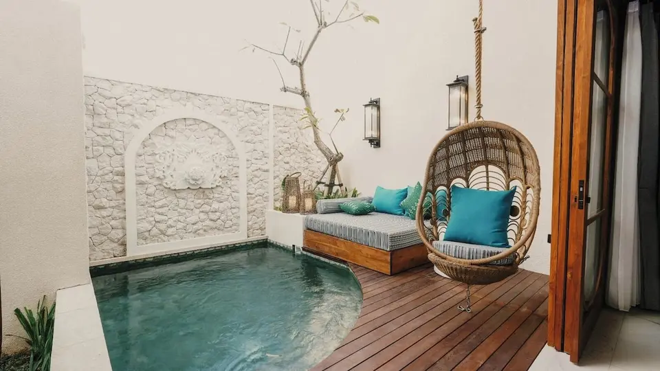 Lille pool ved træterrasse med hængestol på Natya Hotel Tanah Lot