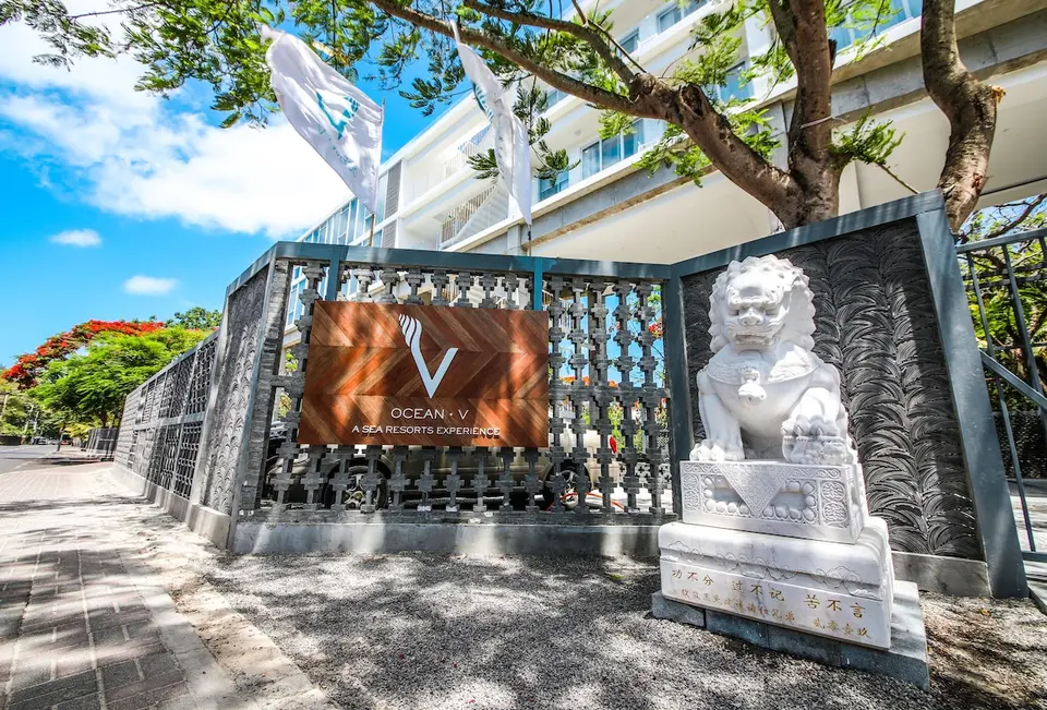 Indgang med Ocean V-skilt, løvestatue og hotelbygningen bagved