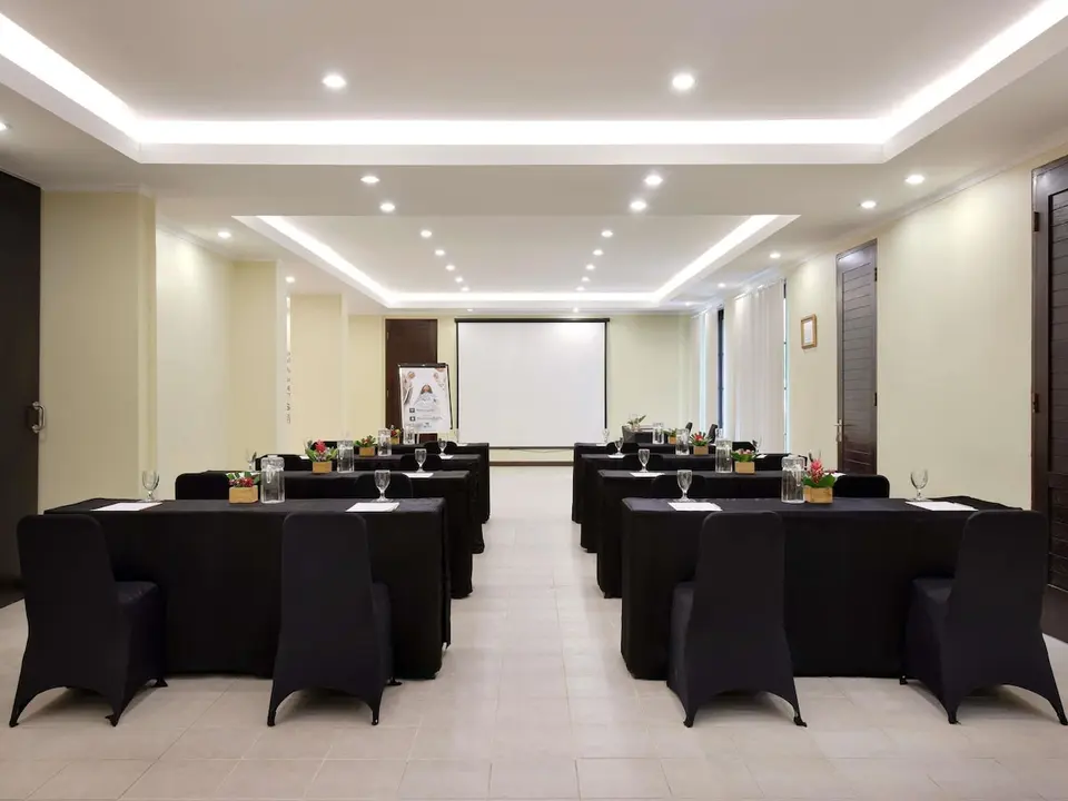 Mødelokale med borde og projektorlærred på Mercure Resort Sanur