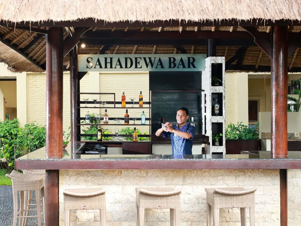 Sahadewa Bar på Mercure Resort Sanur med barstole og bartender