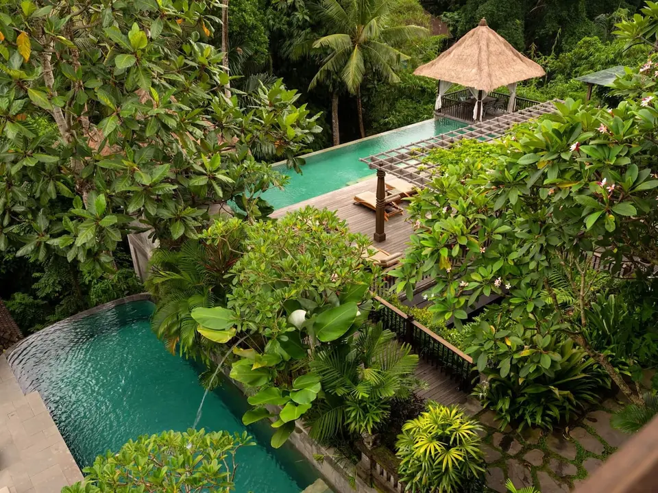 Pools omgivet af tropisk beplantning på Adiwana Resort Jembawan