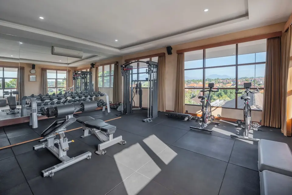 Fitnessrum med vægte og træningsmaskiner på Adiwana Resort Jembawan