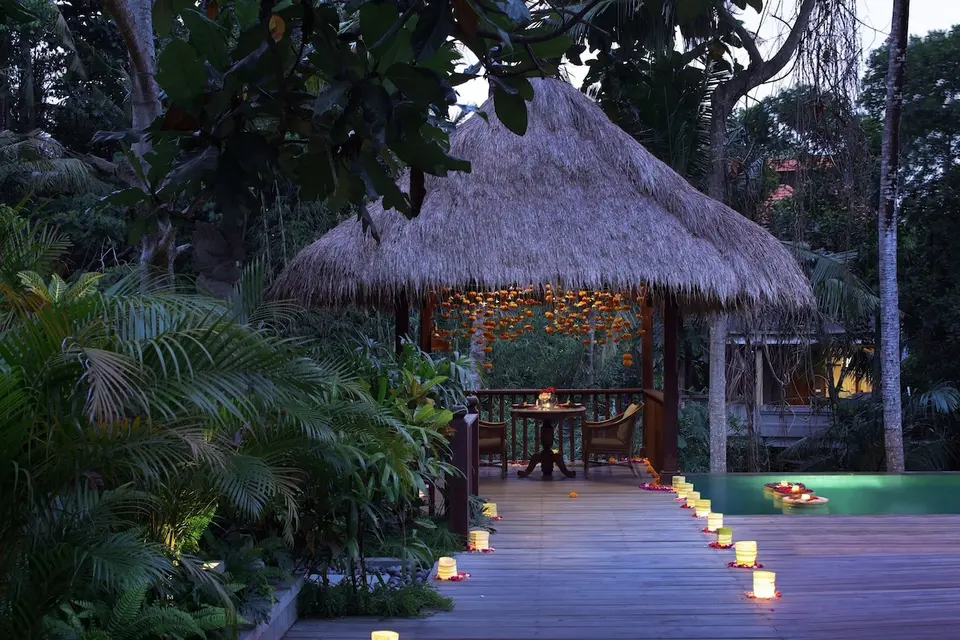 Pavillon med opdækket bord ved poolen på Adiwana Resort Jembawan