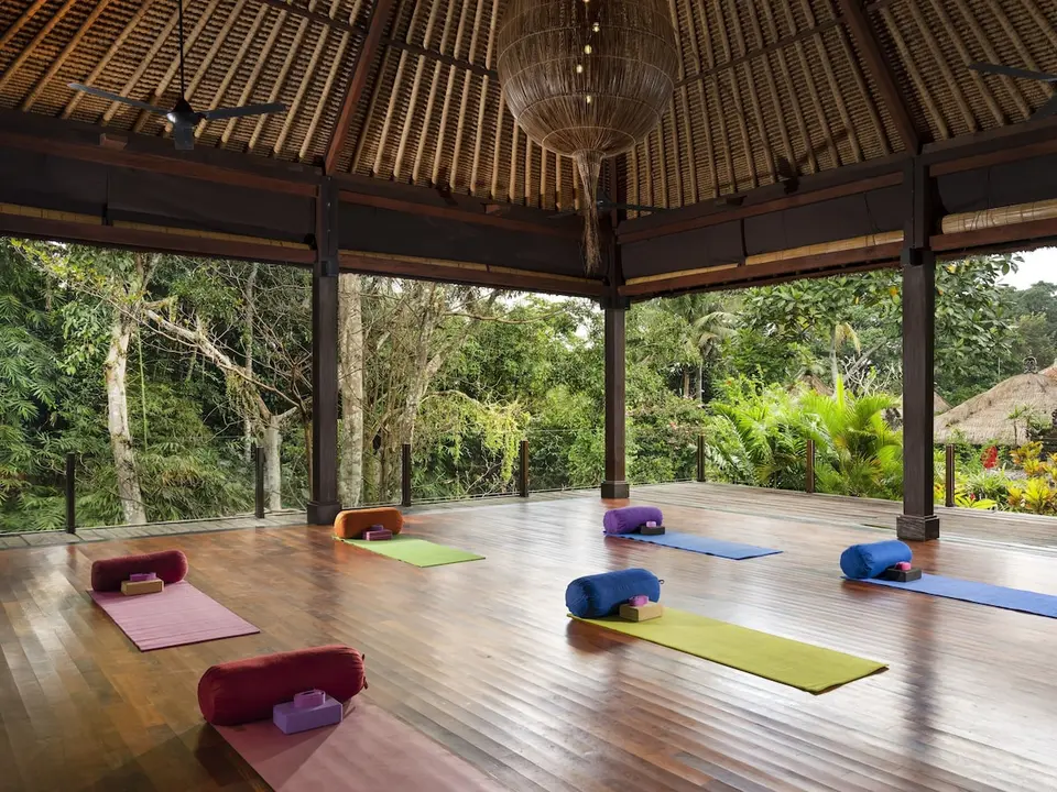 Åben yogapavillon med måtter og puder på Adiwana Resort Jembawan
