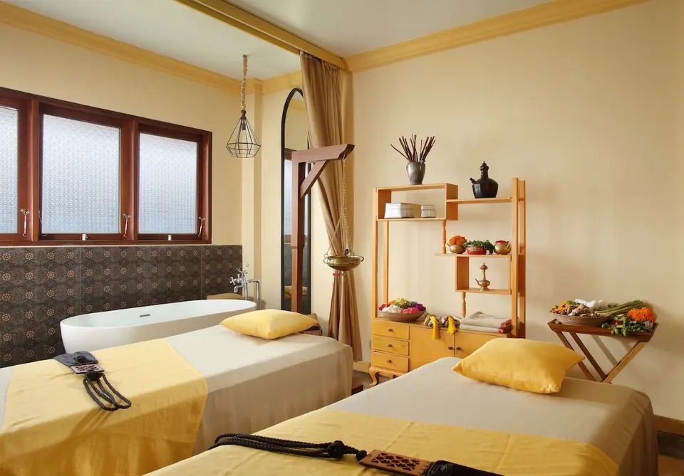 Spabehandlingsrum med to brikse og badekar på Adiwana Resort Jembawan