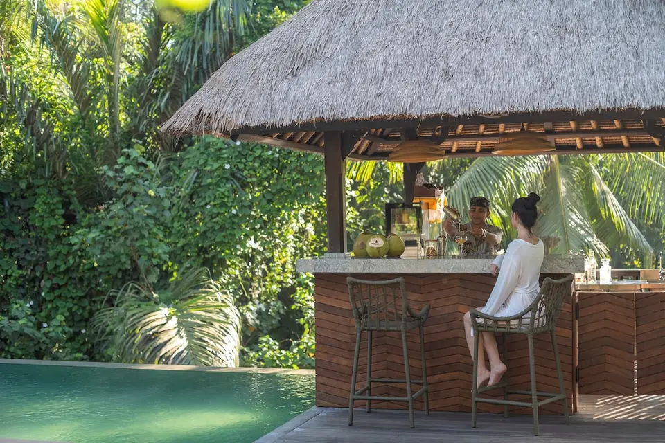 Poolbar under stråtag på Adiwana Resort Jembawan
