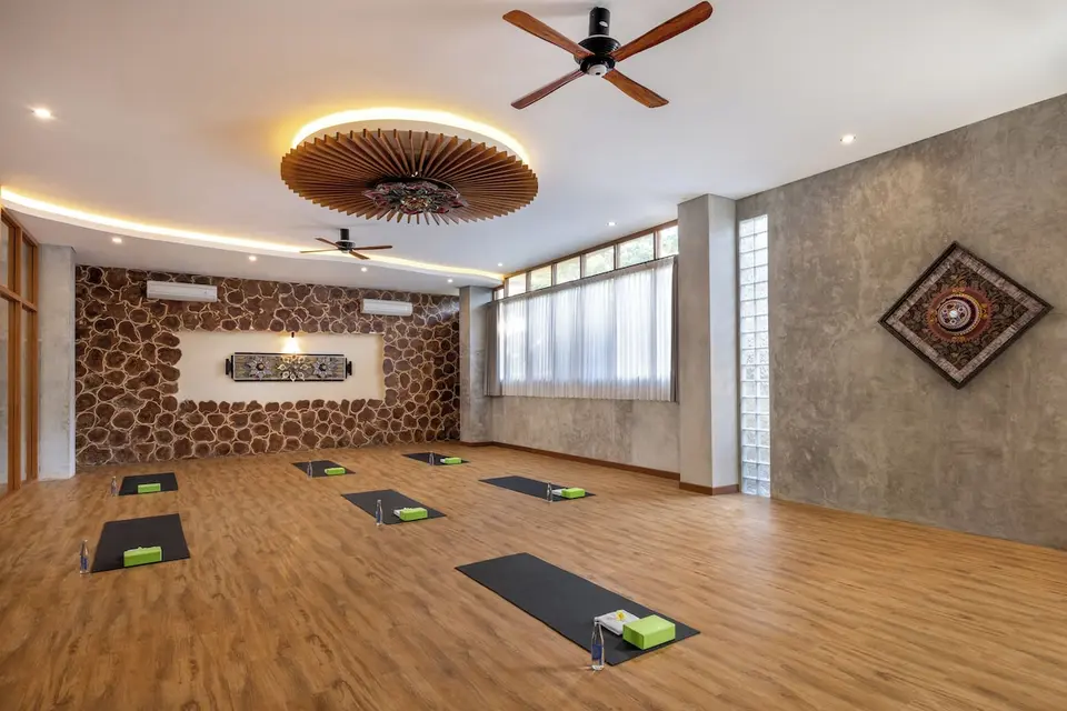 Yogarum med måtter og klodser på The Alena Resort
