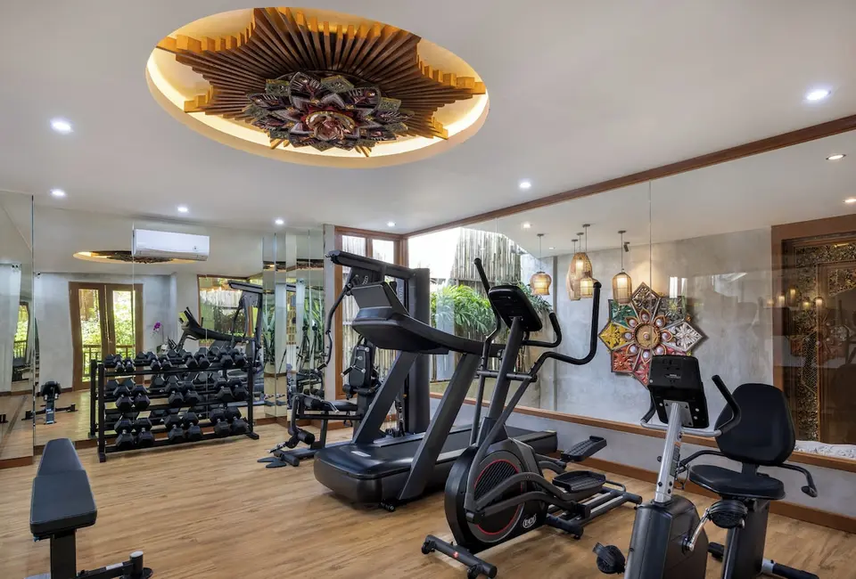 Fitnessrum med træningsmaskiner og håndvægte på The Alena Resort