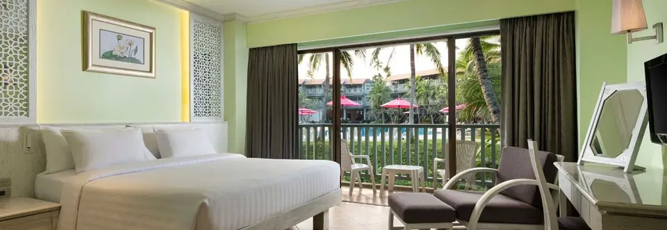 Værelse med dobbeltseng og balkon med udsigt mod poolen på Aonang Villa Resort.