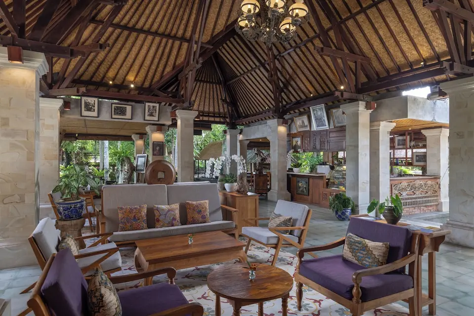 Lobby med højt loft, træmøbler og kunst på ARMA Museum & Resort.
