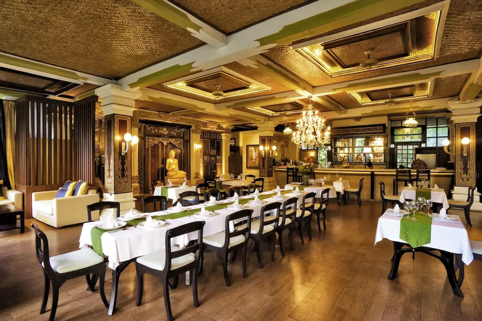 Restaurant med opdækkede borde og lysekrone på ARMA Museum & Resort.