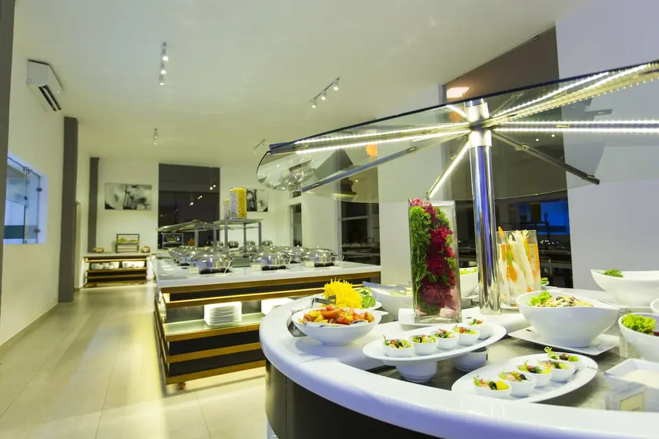 Buffet på Aliya Resort med salater i hvide skåle og overdækkede serveringsfade.