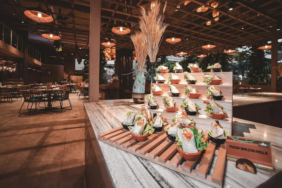 Buffet med grøntsager i restaurantens åbne spiseområde.