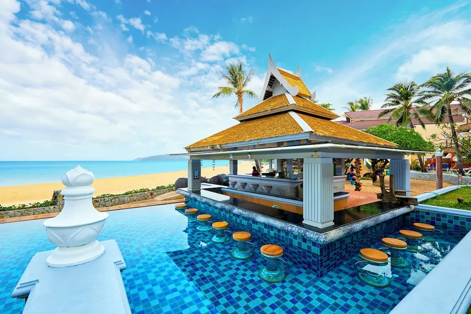Poolbar med siddepladser i vandet og pavillon med højt tag ved Karon Beach