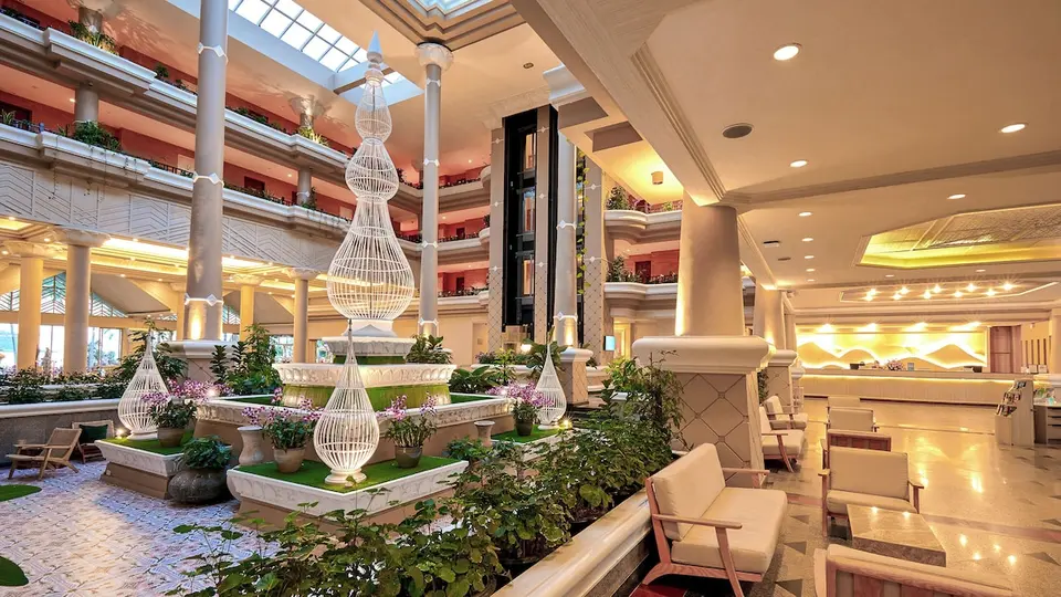 Højt atrium med springvand, planter, siddepladser og åbne etager