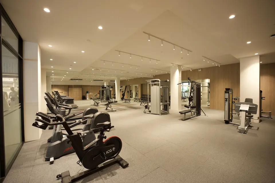 Fitnessrum med motionscykler, løbebånd og styrketræningsmaskiner