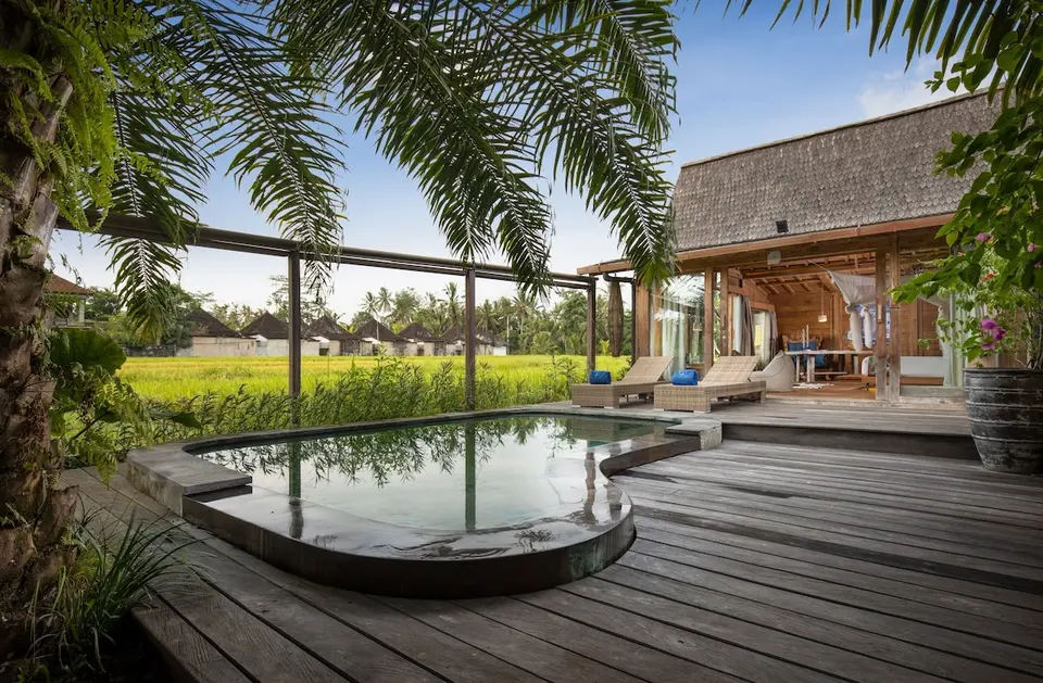 Villa med egen pool, træterrasse og udsigt til rismark på Blue Karma Dijiwa Ubud.