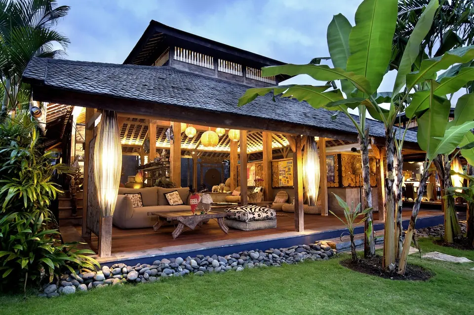 Åben lounge med sofaer og udsigt til haven på Blue Karma Dijiwa Ubud.