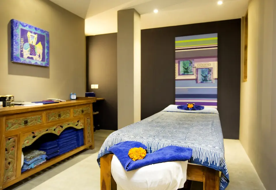 Behandlingsrum med massagebriks på Blue Karma Dijiwa Ubud.