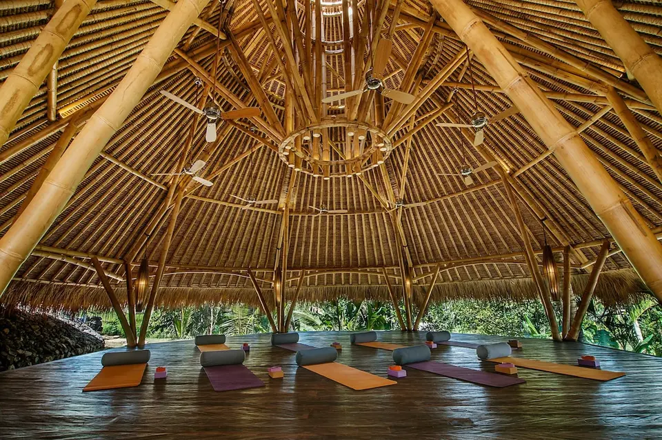 Åben bambuspavillon med yogamåtter på Blue Karma Dijiwa Ubud.