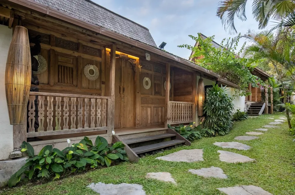 Træbygning med veranda og havegang på Blue Karma Dijiwa Ubud.