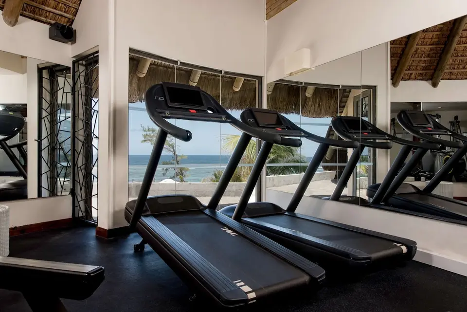 Løbebånd foran vinduer med havudsigt i hotellets fitnessrum