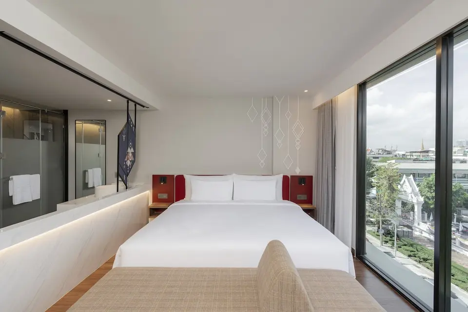 Dobbeltseng ved store vinduer med byudsigt på Centara Life Bangkok Phra Nakhon