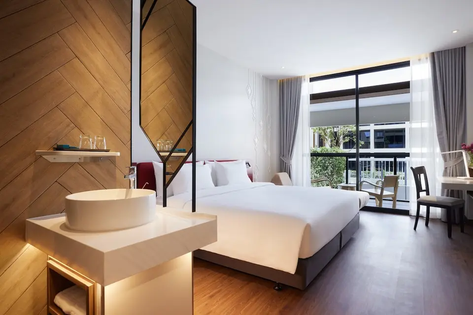Værelse på Centara Life Bangkok Phra Nakhon med dobbeltseng, håndvask og balkon