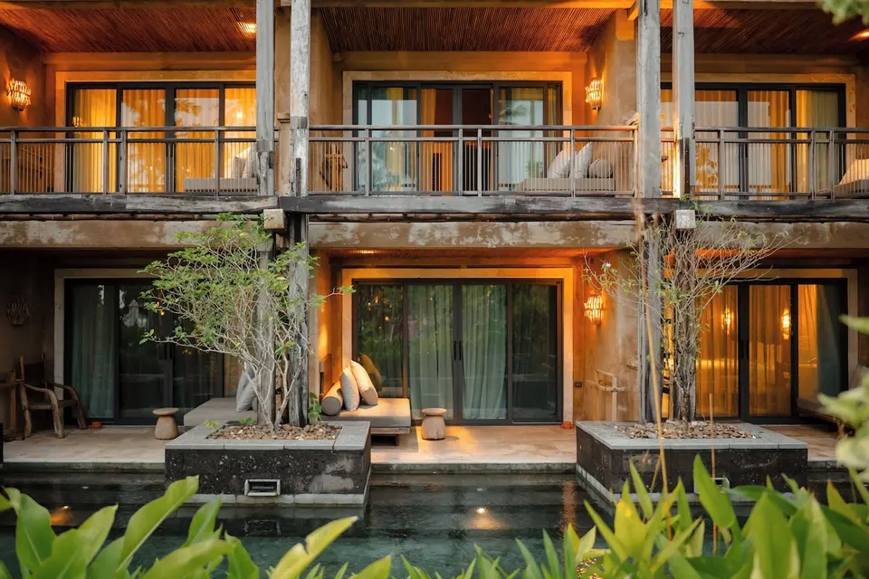 Terrasser med daybeds ved bassin og altaner ovenover på Dinso Ko Chang