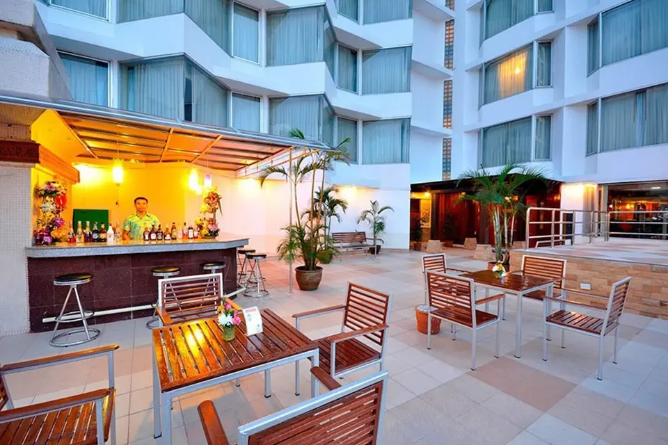 Udendørs bar og siddepladser på Duangtawan Hotel Chiang Mai.