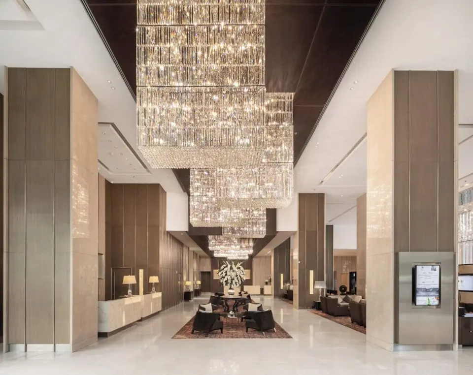 Lobby på Eastin Grand Sathorn med høje søjler, store lysekroner og siddegrupper