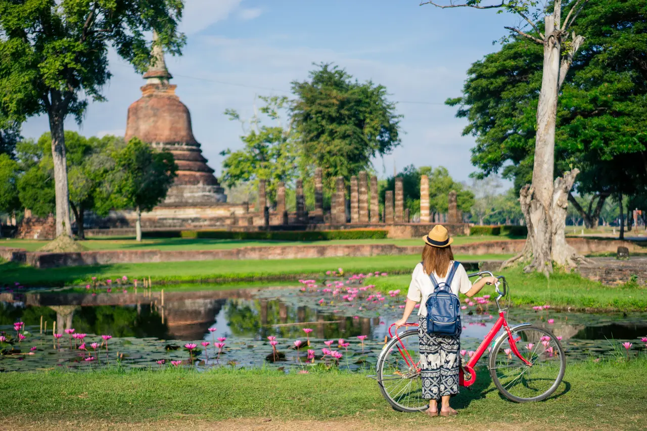 Kvinde paa cykel udflugt i bangkok