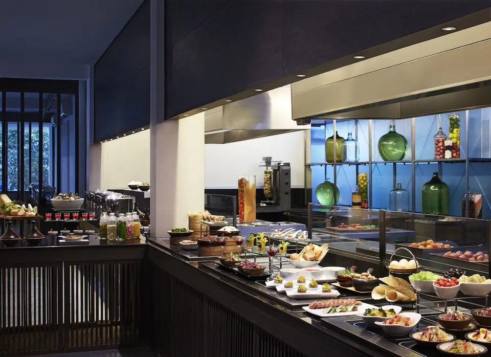 Buffet på Jetwing Blue med salater, grøntsager og små anrettede retter.