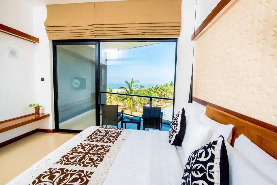 Deluxe-værelse med møbleret balkon og havudsigt på Goldi Sands Hotel