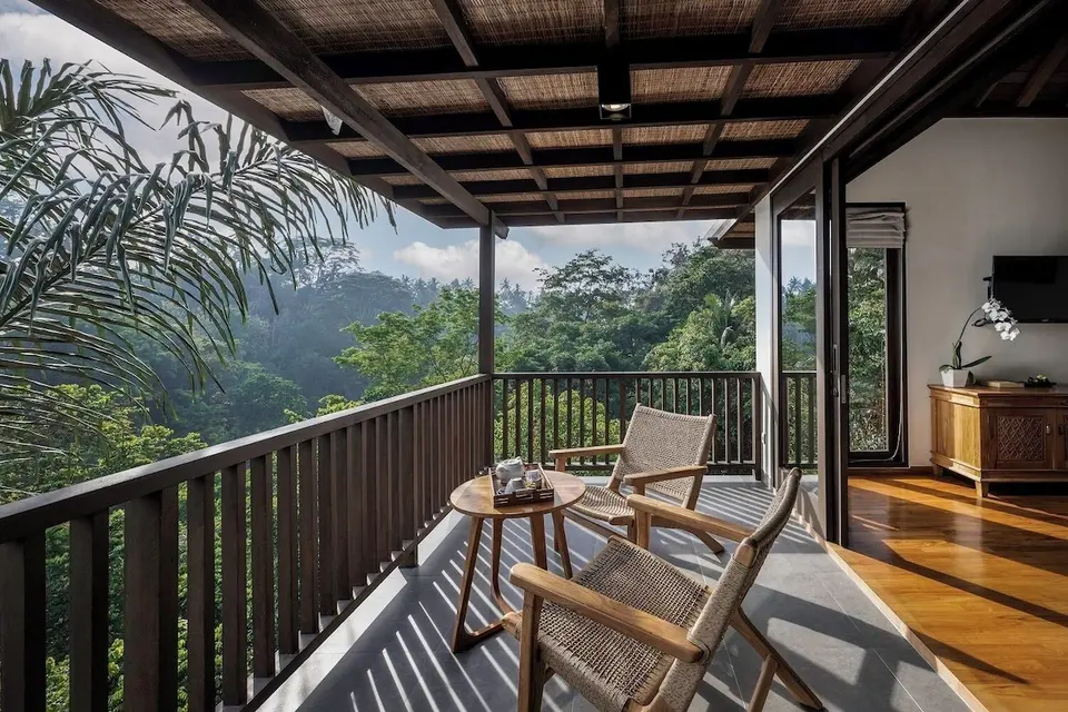 Overdækket balkon med stole og udsigt over dalen på Jannata Resort & Spa.