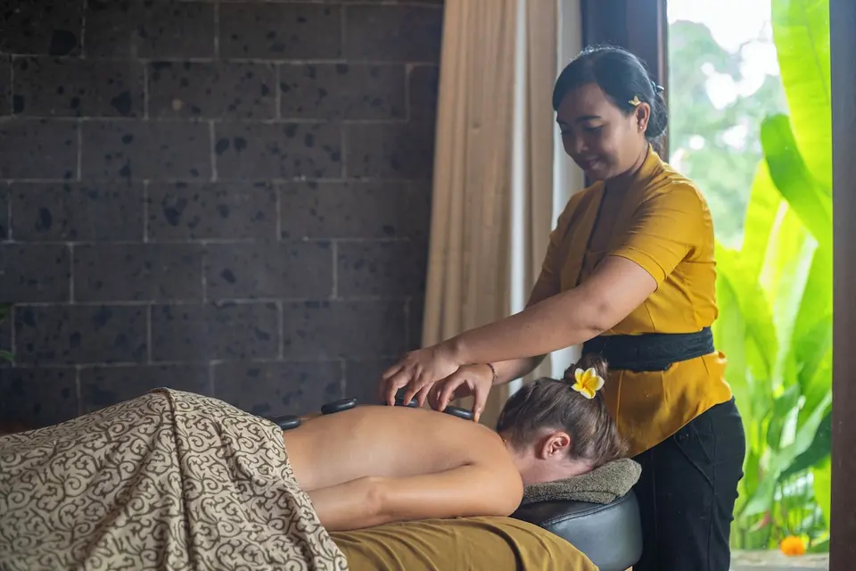 Massagebehandling i spaen på Jannata Resort & Spa.