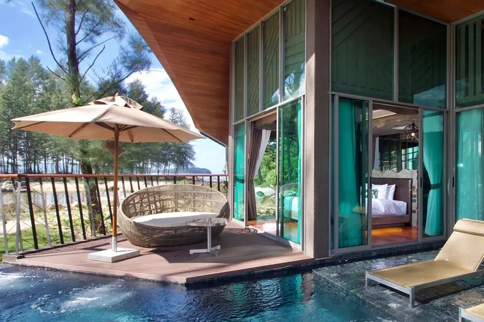 Pool og terrasse med rund loungestol ved en villa på Kalima Resort & Villas Khao Lak