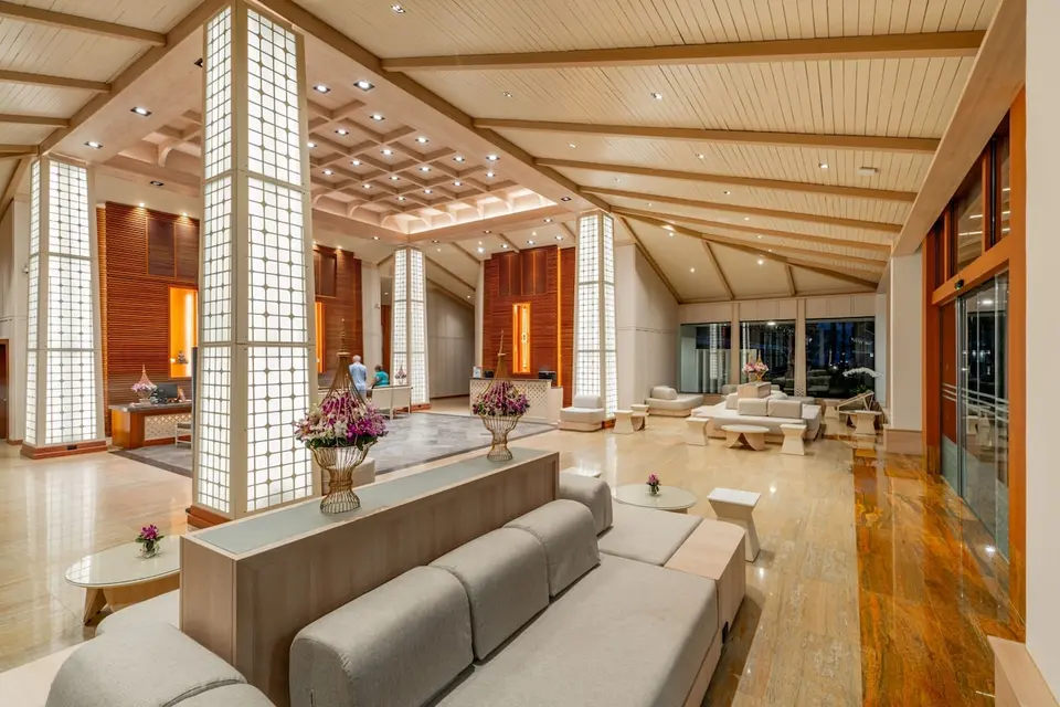 Lys lobby med højt loft, sofaer og oplyste søjler på Katathani Phuket Beach Resort.
