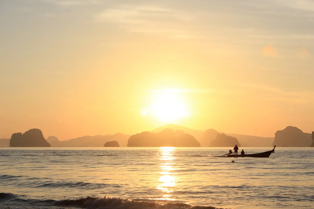 Fiskere sejler ud om morgenen ved koh yao noi
