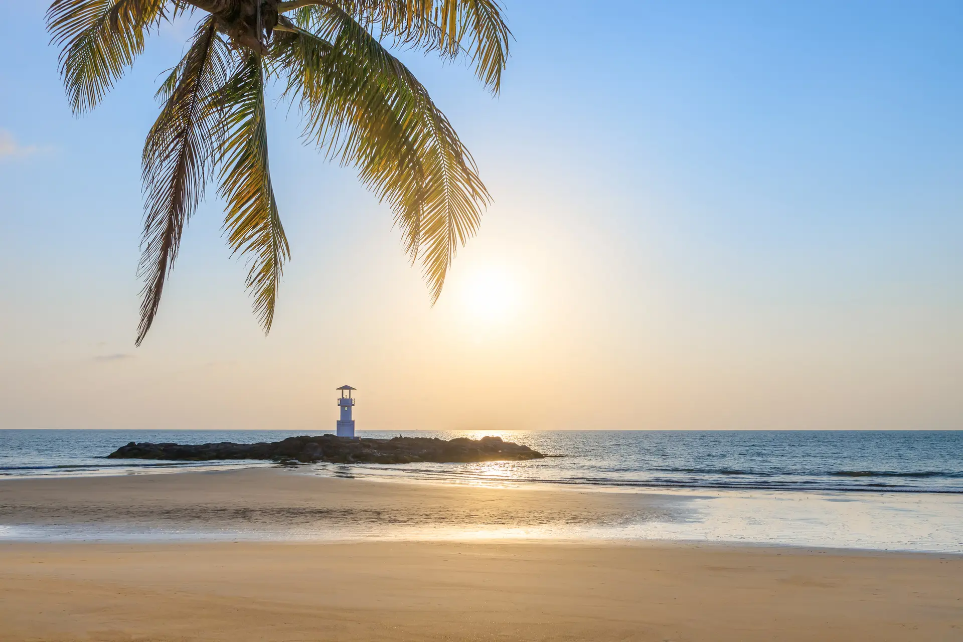 Khao lak strand med fyrtaarn omkranset af hav