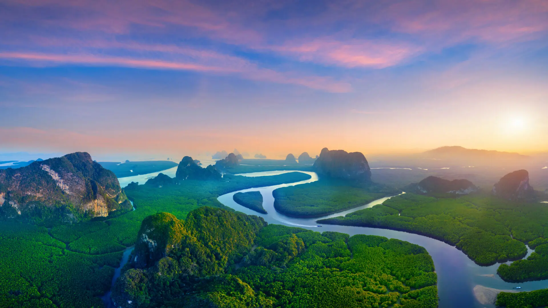 Panorama af phang nga bugten med bjerge i solnedgang i thailand