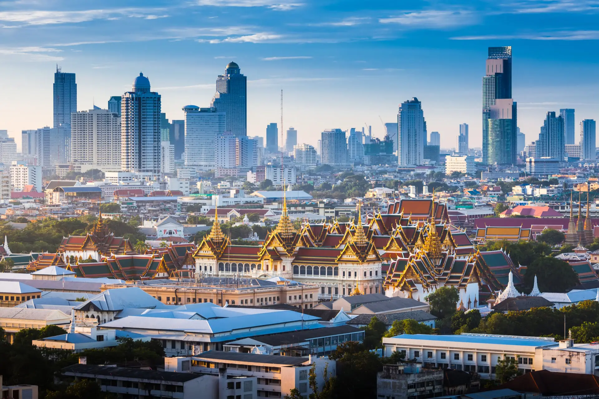 Solopgang over grand palace i bangkok