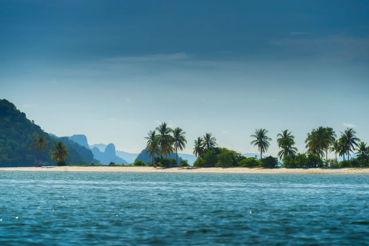 Strand og bjerge moeder havet paa koh yao yai