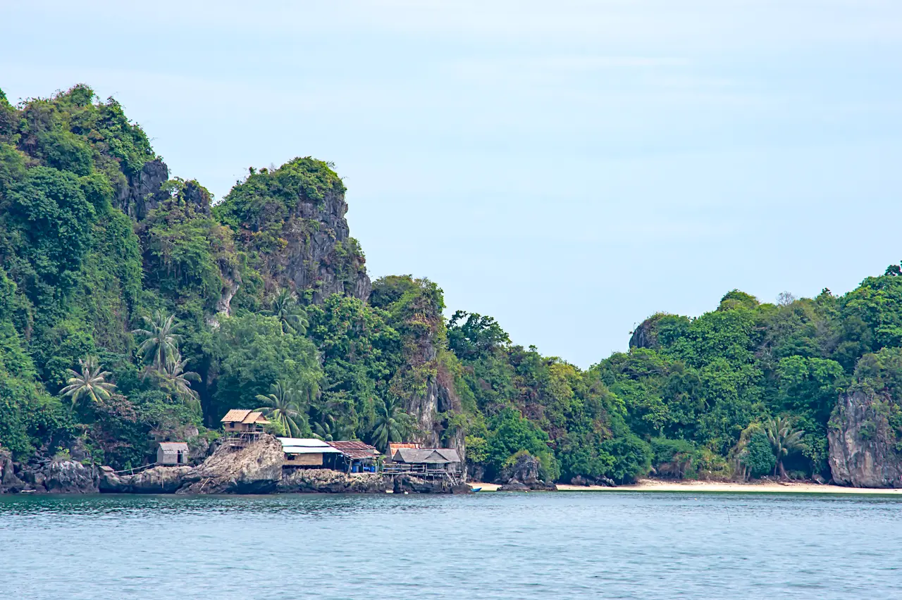 Traehuse paa klipper paa koh maphrao