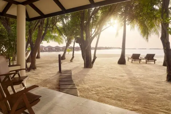 Overdækket terrasse med udsigt over strand og lagune